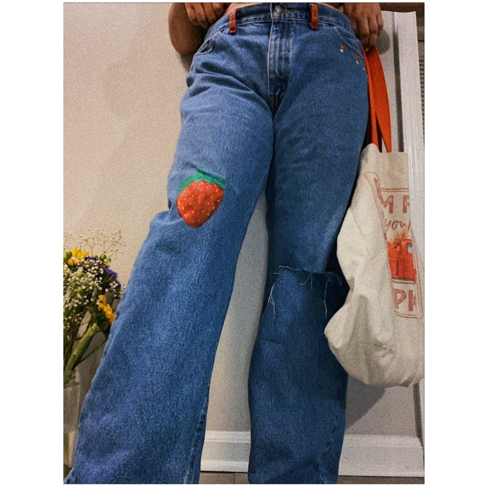 Strawberry Fresa Jeans. 
Hand painted fabric paint.
Jeans are Faded Glory
